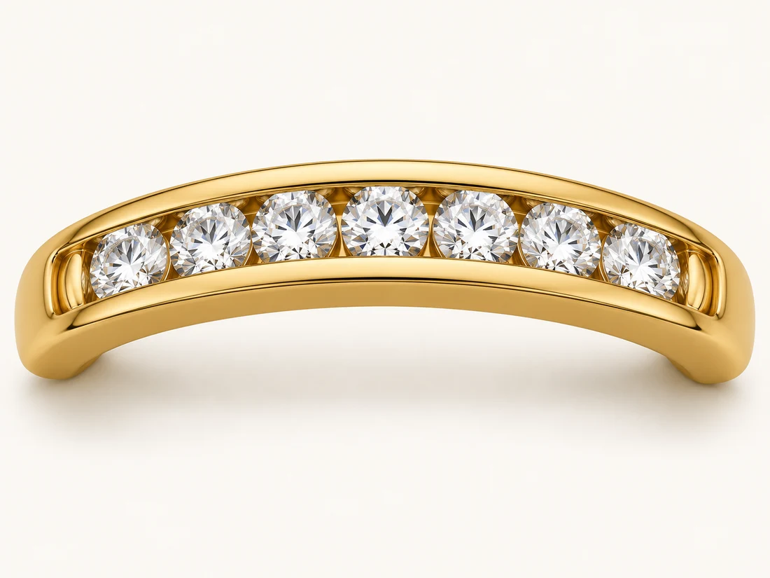 Illustration of a diamond row held between two continuous gold side walls.