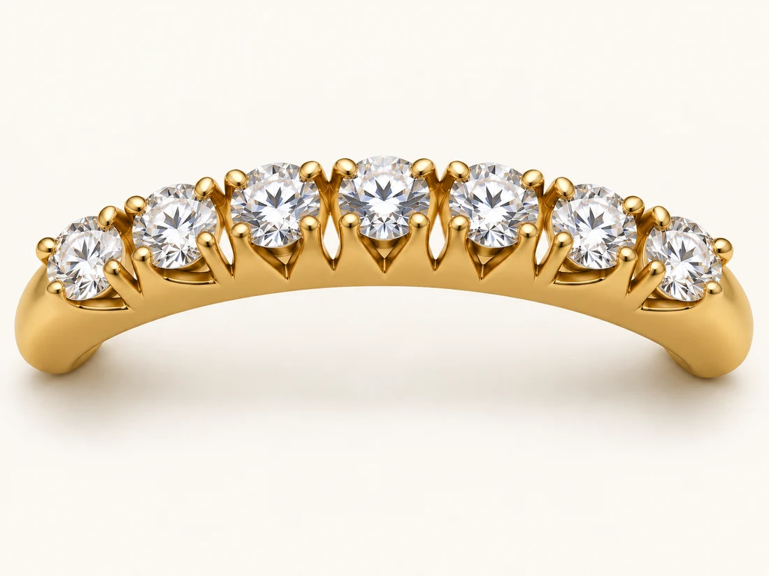 Illustration of a delicate diamond row with V-shaped openings in the gold sides.